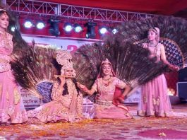 लोक नृत्यों की प्रस्तुति