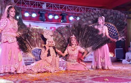 लोक नृत्यों की प्रस्तुति