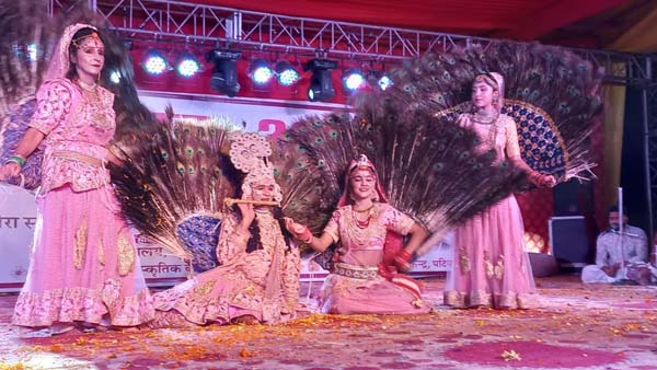 लोक नृत्यों की प्रस्तुति लोक नृत्यों की प्रस्तुति