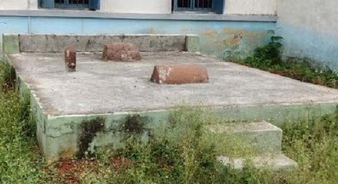 स्कूल में मजार