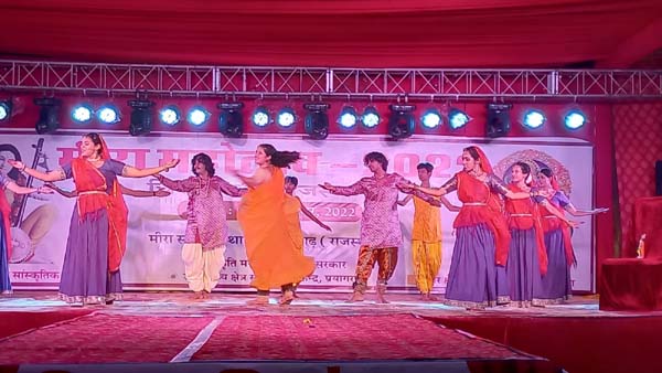 लोक नृत्यों की प्रस्तुति