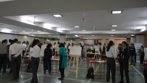 रूफटॉप की ओर से आयोजित “आर्ट बजे” आर्ट बैटल में कलाकारों ने लाइव बनाई खूबसूरत कलाकृतियां