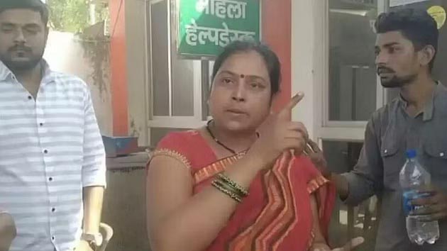 आकांक्षा दुबे की मां 