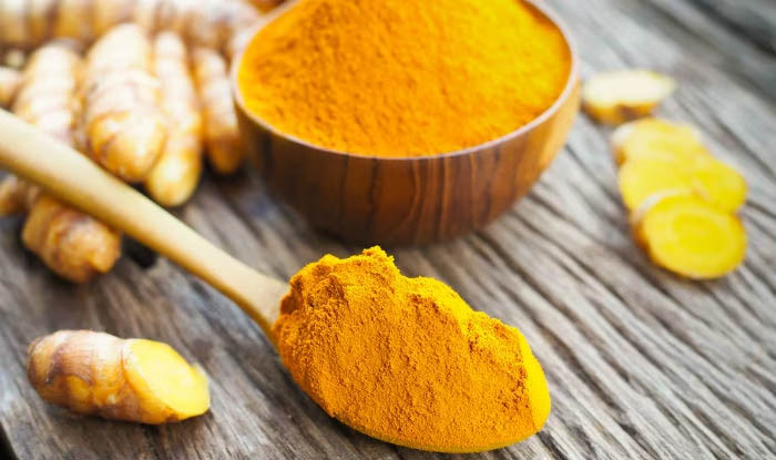 एक चुटकी हल्दी मिलाकर स्नान करें