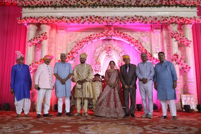 जनसंपर्क अधिकारी की भांजी के विवाह में केंद्रीय मंत्री गजेंद्र सिंह जनसंपर्क अधिकारी की भांजी के विवाह में केंद्रीय मंत्री गजेंद्र सिंह