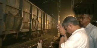 रेल मंत्री ने हाथ जोडक़र टे्रन को विदा किया।