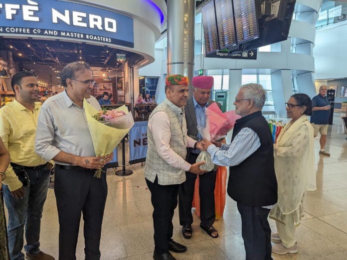 डबिन हवाईअड्डे पर राजस्थान विधानसभा के अध्यक्ष सीपी जोशी का स्वागत करते राजस्थानी प्रवासी। डबिन हवाईअड्डे पर राजस्थान विधानसभा के अध्यक्ष सीपी जोशी का स्वागत करते राजस्थानी प्रवासी।