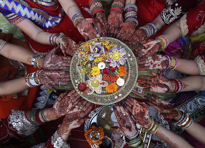 तीज में लुक के साथ एक्सपेरिमेंट तीज में लुक के साथ एक्सपेरिमेंट