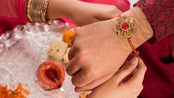 रक्षाबंधन मनाने के पीछे प्रचलित है ये ऐतिहासिक कहानी रक्षाबंधन मनाने के पीछे प्रचलित है ये ऐतिहासिक कहानी