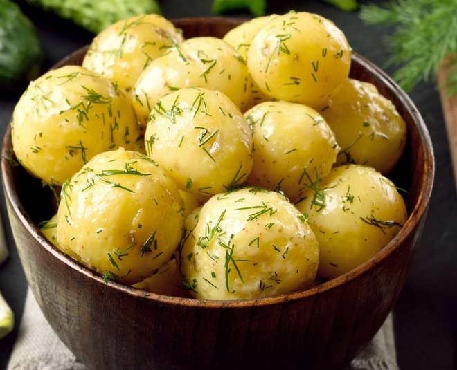 उबले आलू खाएं