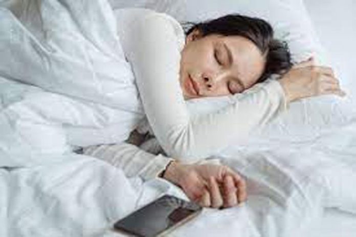 सोते समय बगल में फोन चार्ज करने के नुकसान सोते समय बगल में फोन चार्ज करने के नुकसान