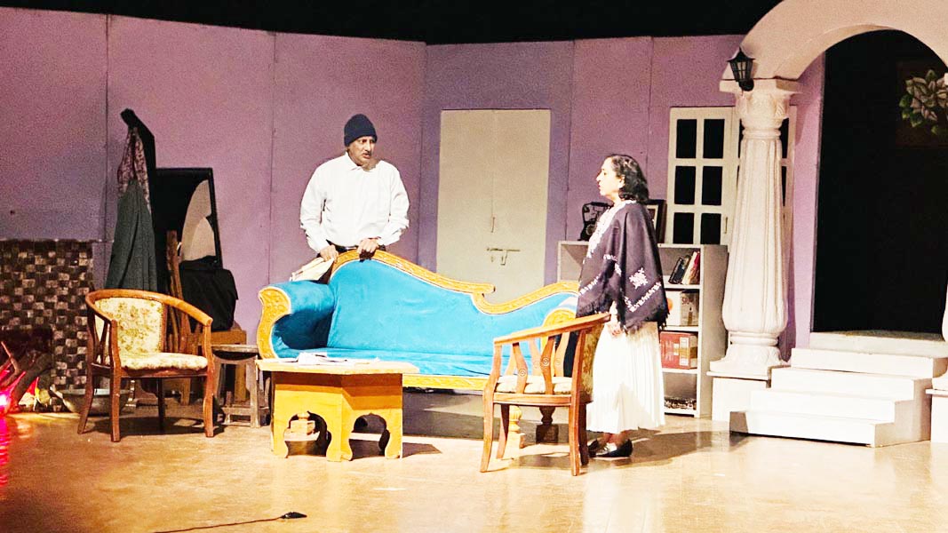 अंधेरे रोशनी का मंचन