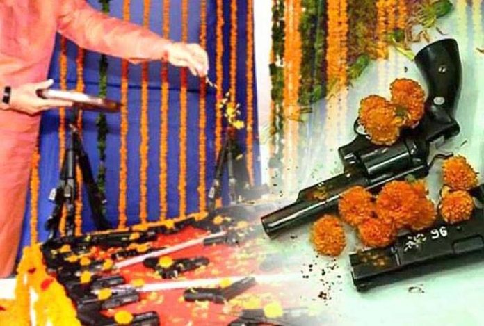 दशहरा पर शस्त्र पूजा कैसे करें दशहरा पर शस्त्र पूजा कैसे करें