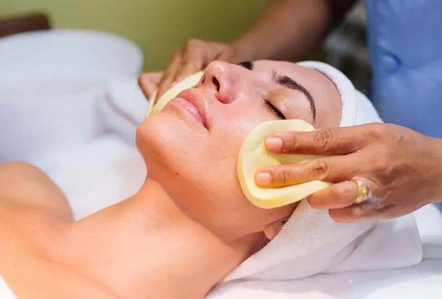 सबसे पहले चेहरे को साफ करें