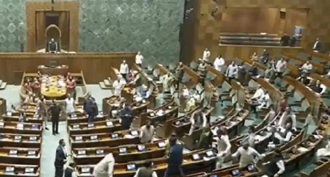 संसद सदस्यों के चेहरों पर चिंता के भाव नजर आए