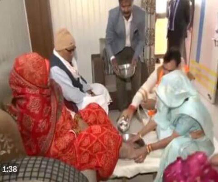 शपथ से पहले मां-बाप के पैर धोए