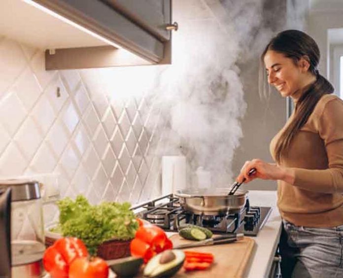 कम तेल में खाना कैसे पकाएं कम तेल में खाना कैसे पकाएं