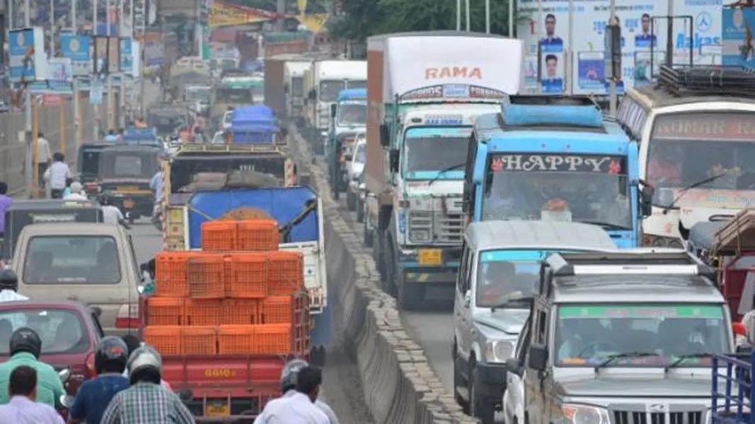 पेट्रोल पंप पर लगी कतारें