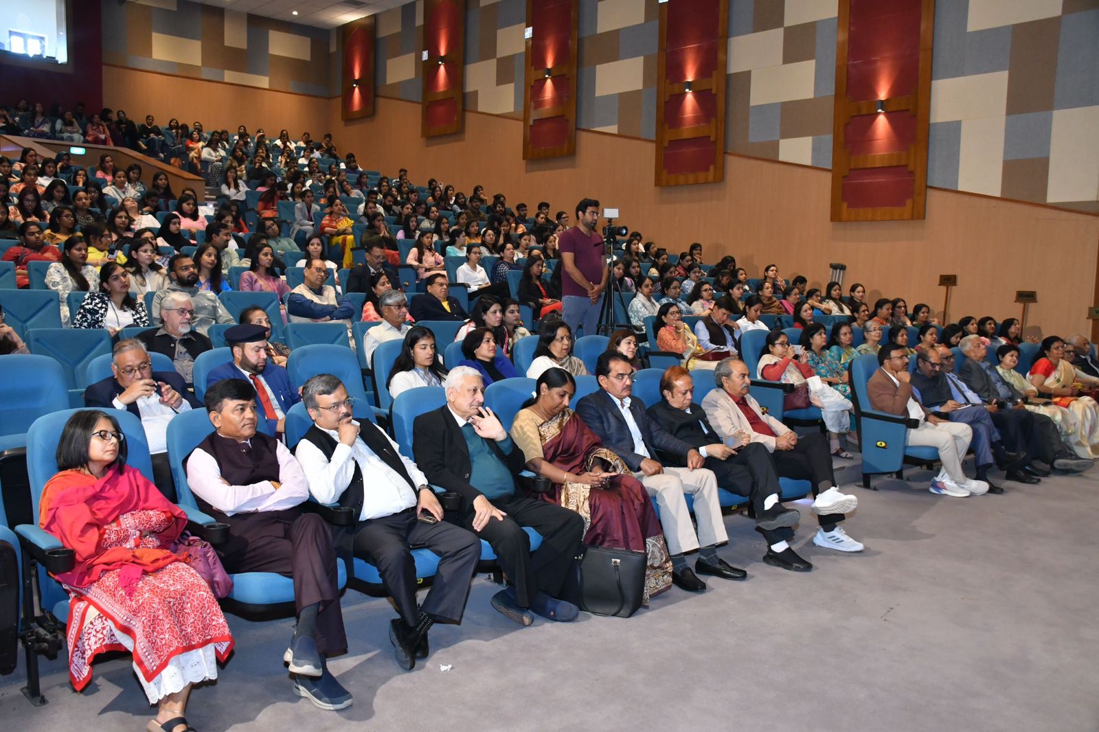 यूनिवर्सिटी