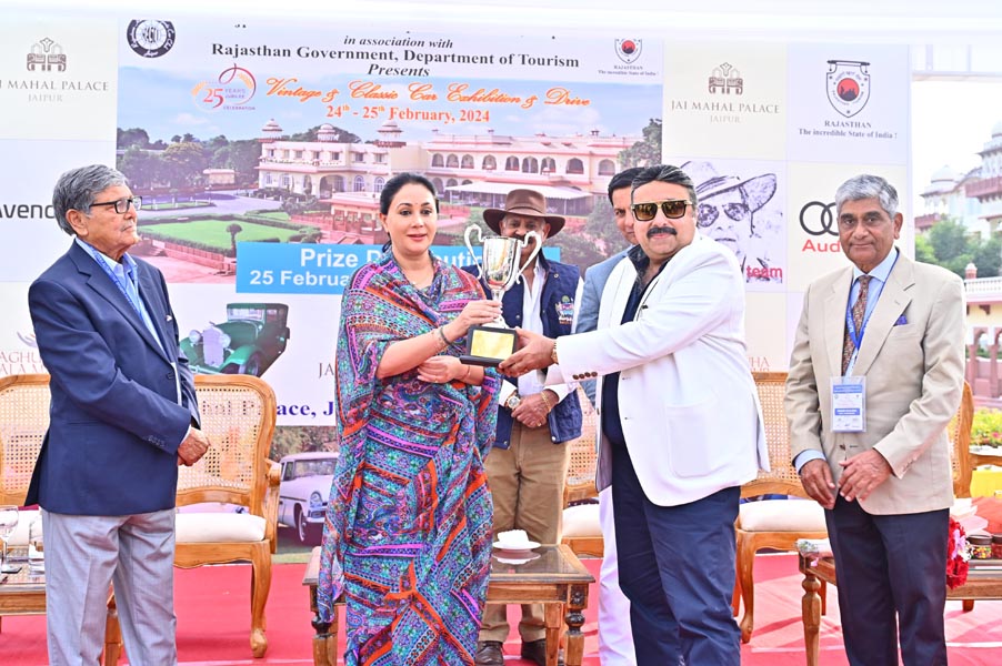 विंटेज क्लासिक कार एग्जिबिशन