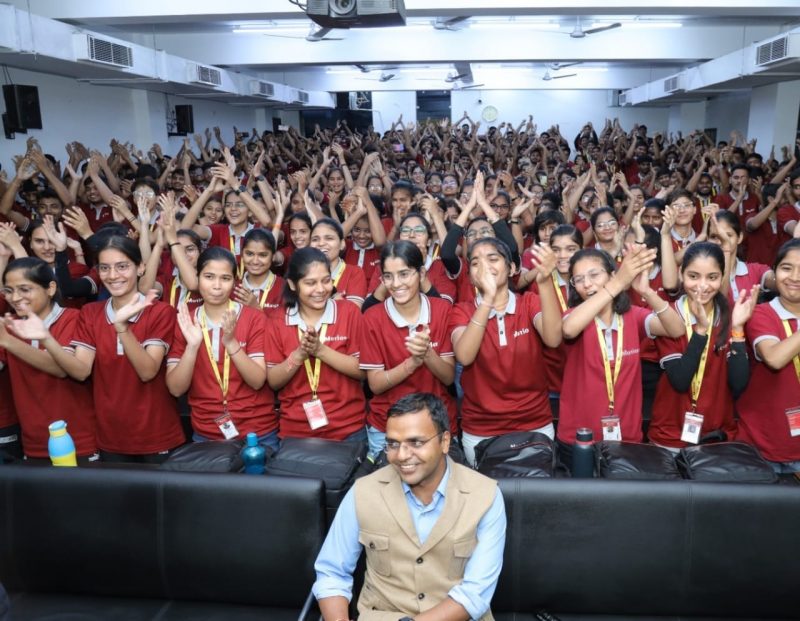 जिला कलेक्टर डॉ. रविंद्र गोस्वामी