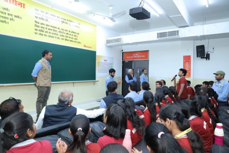 जिला कलेक्टर डॉ. रविंद्र गोस्वामी