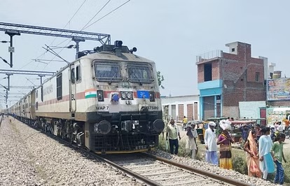 चुनाव में 185 ट्रेनों से 50 लाख लोग पहुंचेंगे घर चुनाव में 185 ट्रेनों से 50 लाख लोग पहुंचेंगे घर