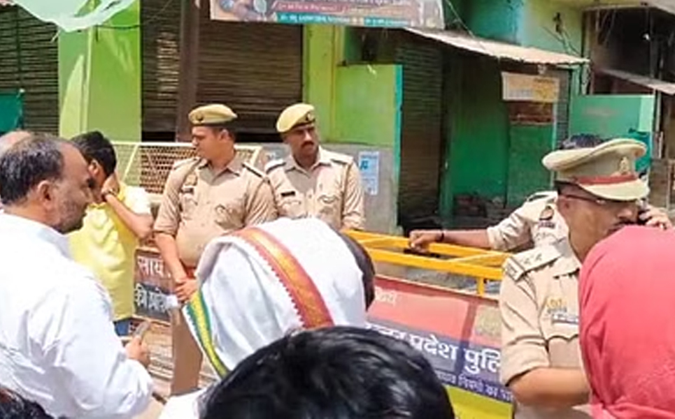 अखिलेश यादव के दौरे के कारण तैनात पुलिसकर्मी।