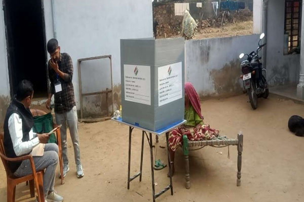 घर से किया मतदान घर से किया मतदान