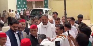 मुख्तार अंसारी के भाई और परिवार के अन्य सदस्यों के साथ अखिलेश यादव।