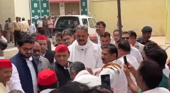मुख्तार अंसारी के भाई और परिवार के अन्य सदस्यों के साथ अखिलेश यादव। मुख्तार अंसारी के भाई और परिवार के अन्य सदस्यों के साथ अखिलेश यादव।