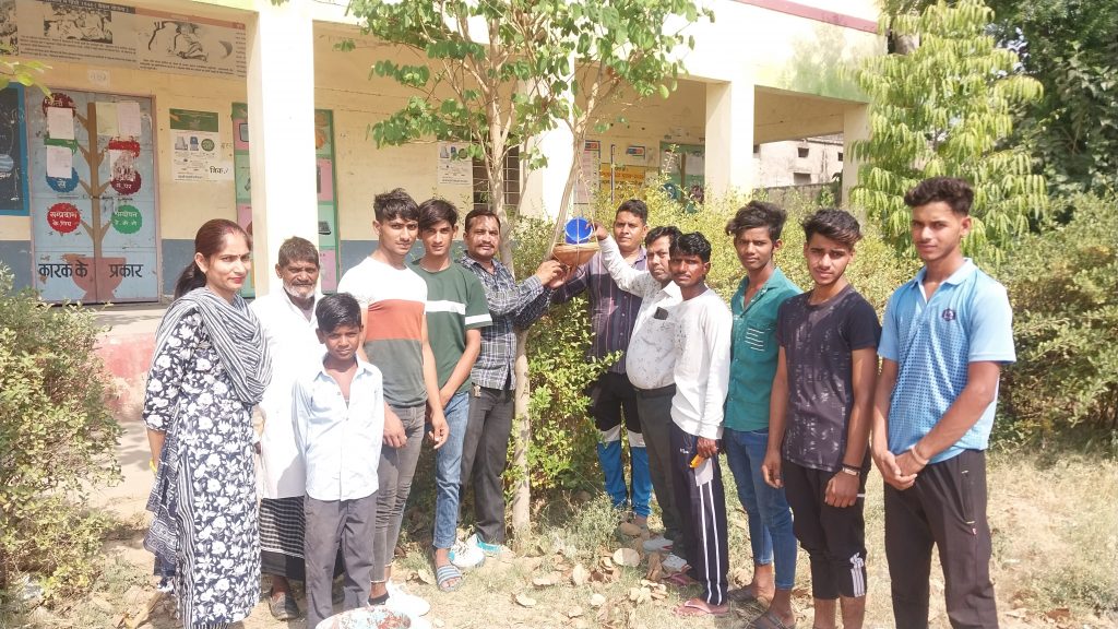 विद्यालय में लगाए गए परिंडे