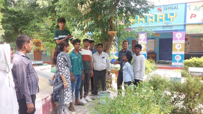 विद्यालय में लगाए गए परिंडे