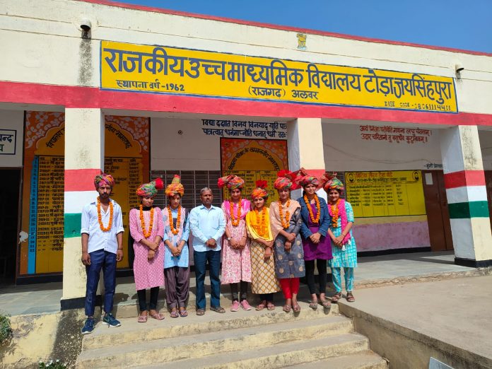 बालिकाओं का किया सम्मान बालिकाओं का किया सम्मान