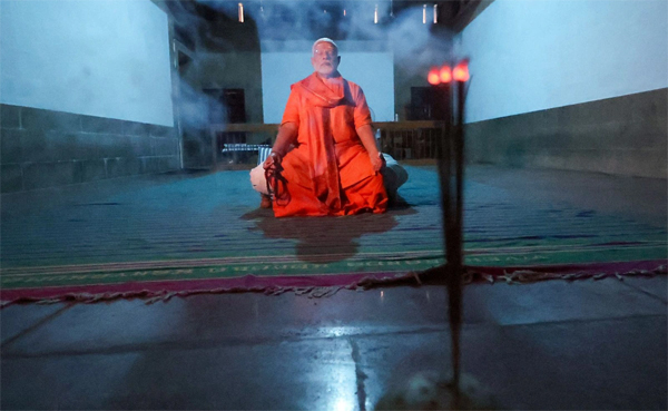ध्यानमग्न नरेंद्र मोदी