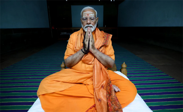 ध्यानमग्न नरेंद्र मोदी ध्यानमग्न नरेंद्र मोदी