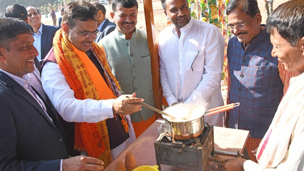 टपरी पर चाय बनाते सीएम भजनलाल शर्मा।