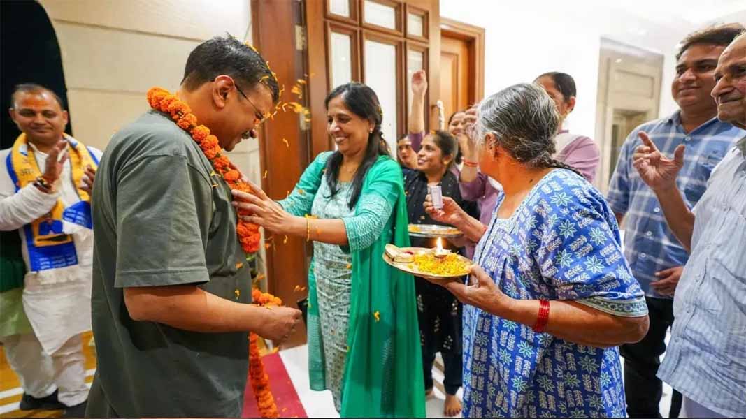 शुक्रवार रात तिहाड़ जेल से घर पहुंचने पर अरविंद केजरीवाल का स्वागत करते परिजन।