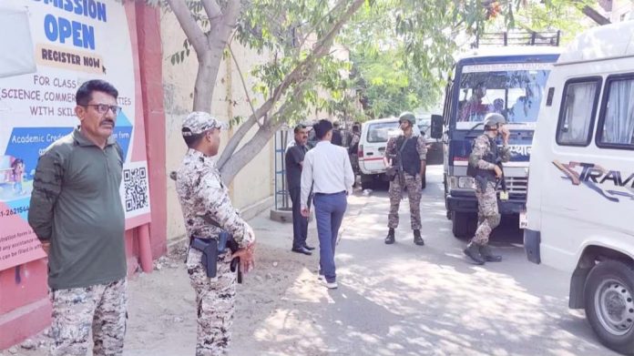 स्कूलों में बम की धमकी स्कूलों में बम की धमकी