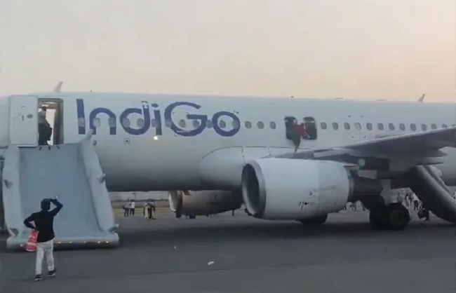 विमान में बम की सूचना