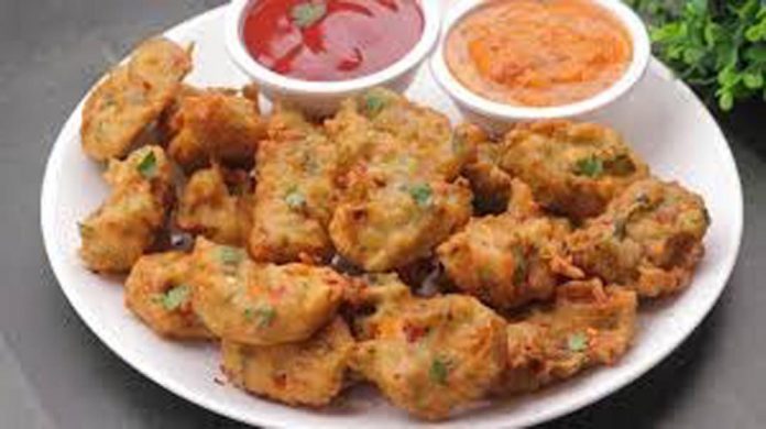 कच्चे चावल और आलू के पकौड़े कच्चे चावल और आलू के पकौड़े