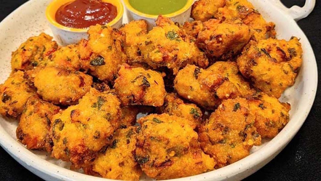 कच्चे चावल और आलू के पकौड़े