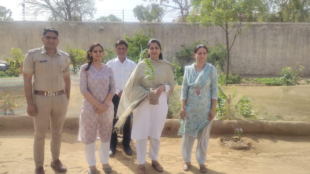 केंद्रीय कारागृह एवं महिला बंदी सुधार गृह में पौधारोपण