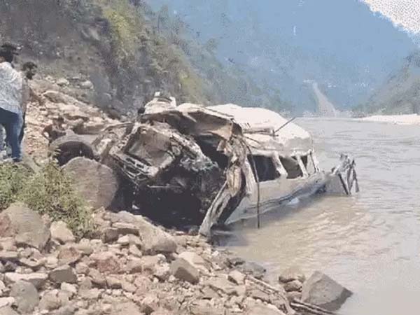 अलकनंदा नदी में गिरा ट्रैवलर