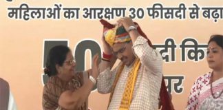 मुख्यमंत्री भजनलाल शर्मा को साफा पहनाकर सम्मानित करतीं महिलाएं।