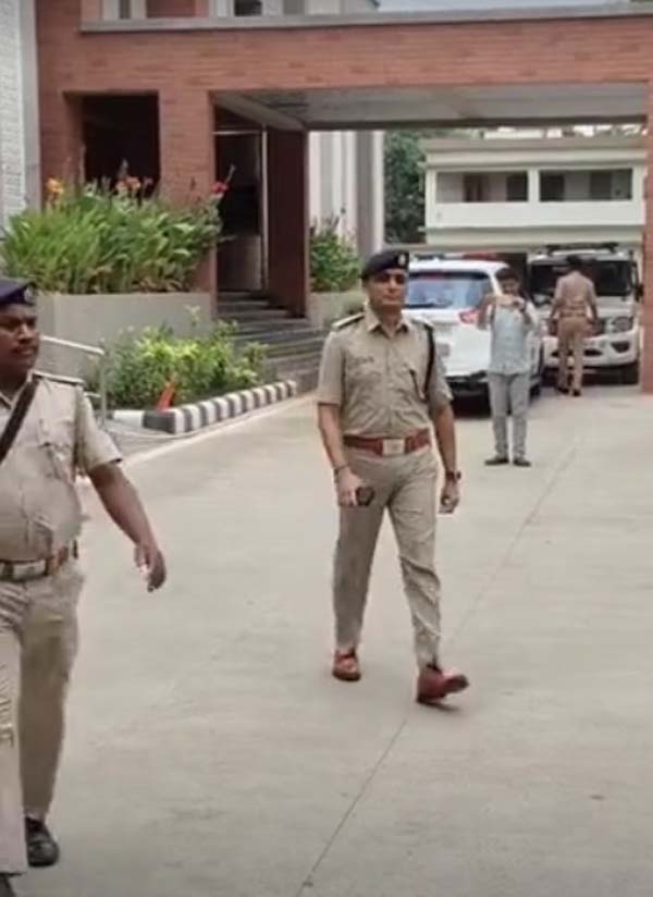 गोधरा सर्किट हाउस पहुंची सीबीआई की टीम गोधरा सर्किट हाउस पहुंची सीबीआई की टीम