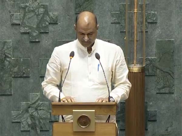 शपथ लेते सीपी जोशी शपथ लेते सीपी जोशी