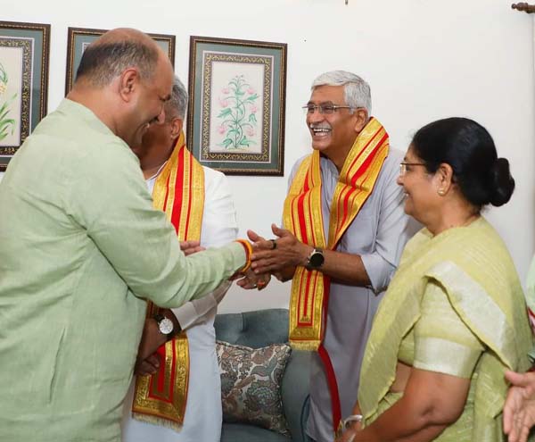 गजेंद्र सिंह शेखावत से मुलाकात करते प्रदेश भाजपा अध्यक्ष और सांसद सीपी जोशी।