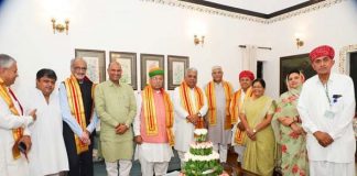गजेंद्र सिंह शेखावत से मुलाकात करते राजस्थान से चुनकर गए भाजपा सांसद।
