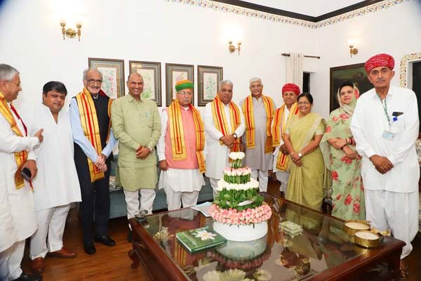 गजेंद्र सिंह शेखावत से मुलाकात करते राजस्थान से चुनकर गए भाजपा सांसद। गजेंद्र सिंह शेखावत से मुलाकात करते राजस्थान से चुनकर गए भाजपा सांसद।
